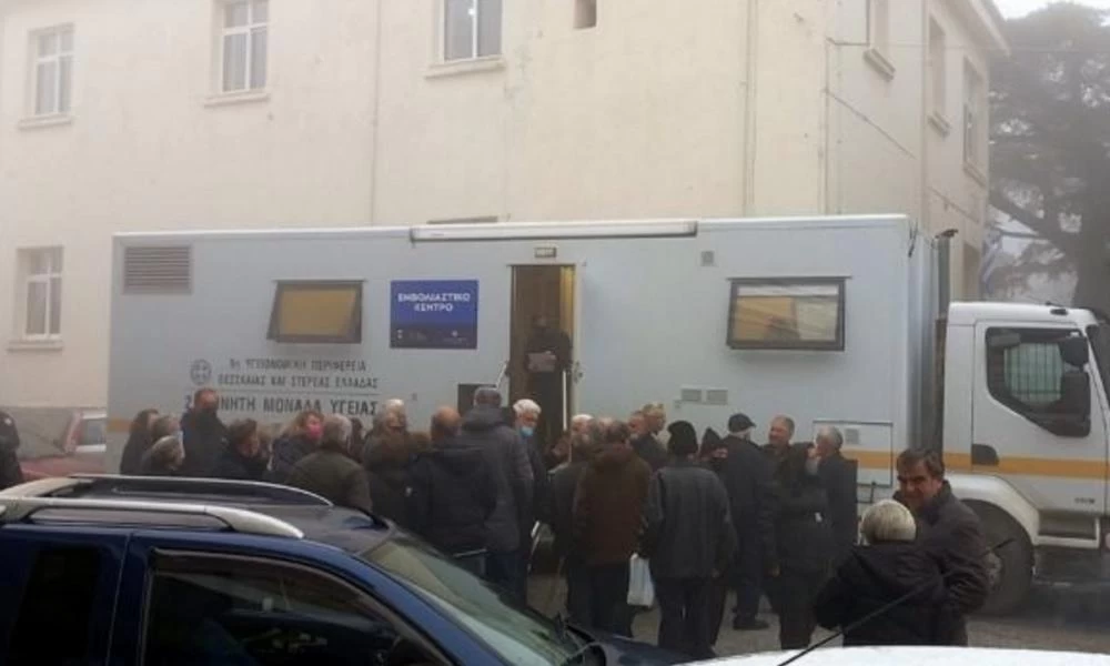 Ελασσόνα: Δεν τους έφτασαν τα εμβόλια και περίμεναν τζάμπα στο κρύο